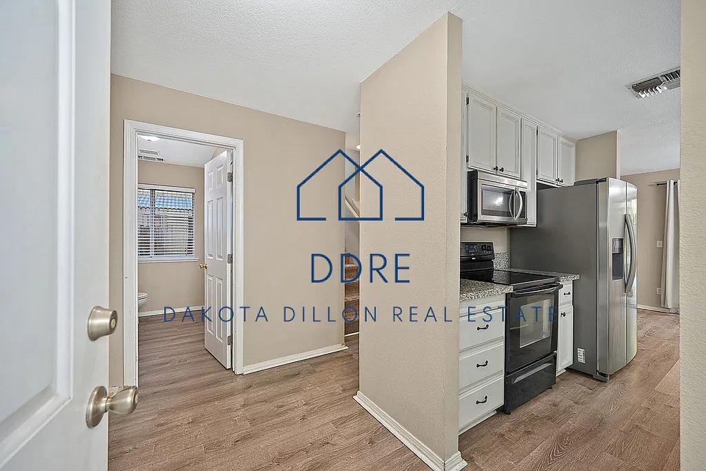 3 bed, 2.5 bath, 1458 sqft, $2,995 — Photo 3
