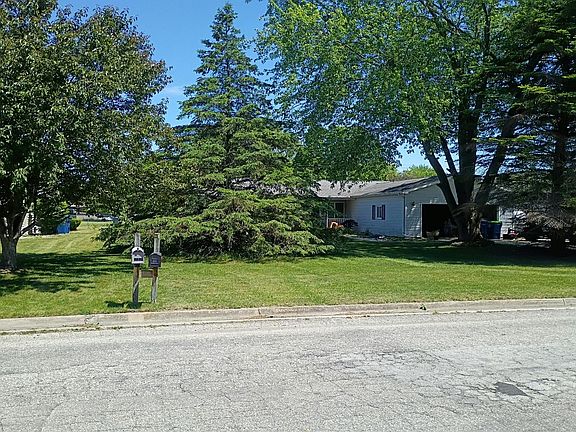 3rd image of 2932 Clayburn Rd