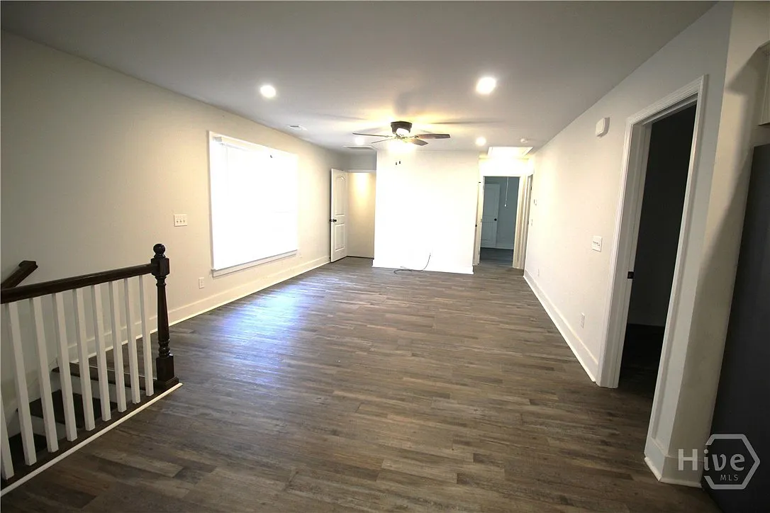 4 bed, 2.0 bath, 1300 sqft, $2,400 — Photo 4