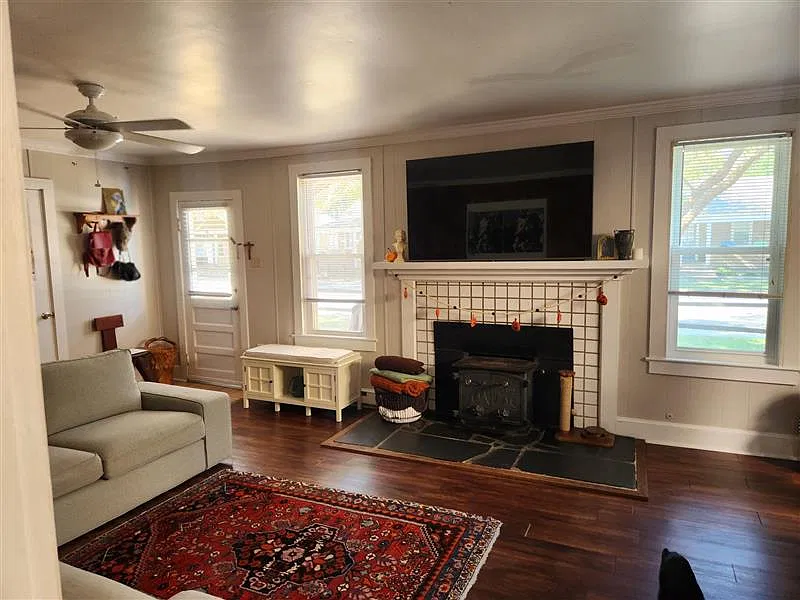 2512 Fentress Ave — Photo 4