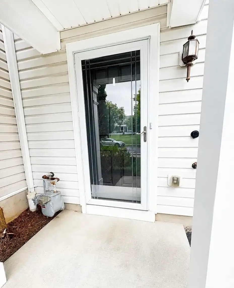 3 bed, 2352 sqft, $3,350 — Photo 2