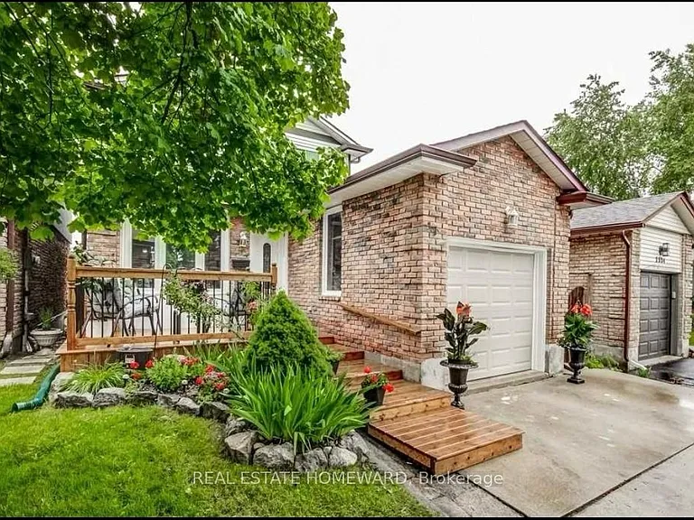 2336 Malcolm Cres — Photo 2
