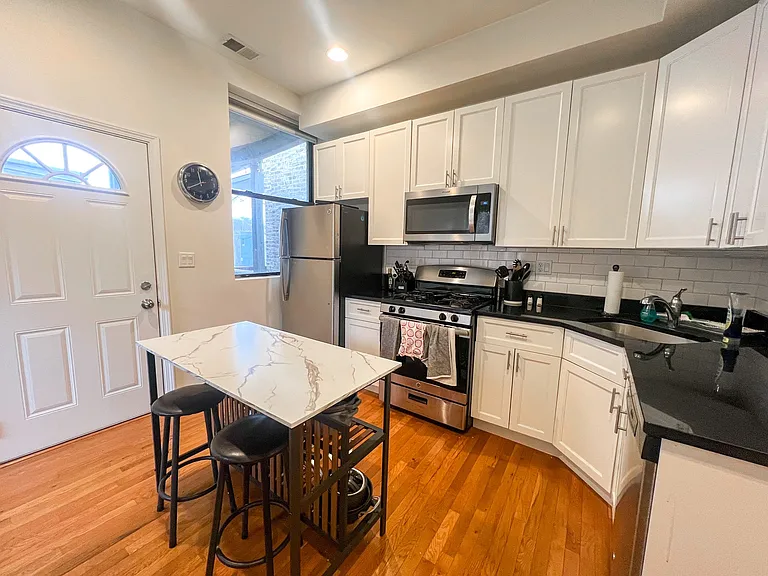 710-16 W Buckingham Pl — Photo 8