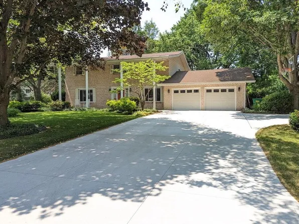 6050 Clearbrook Dr, Stevensville, MI 49127