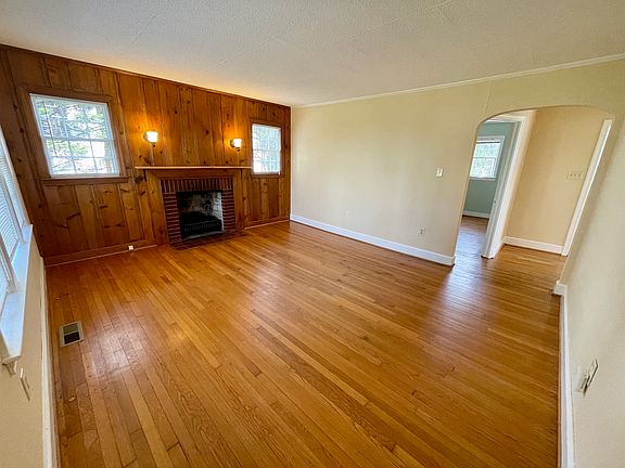 4th image of 141 W King St