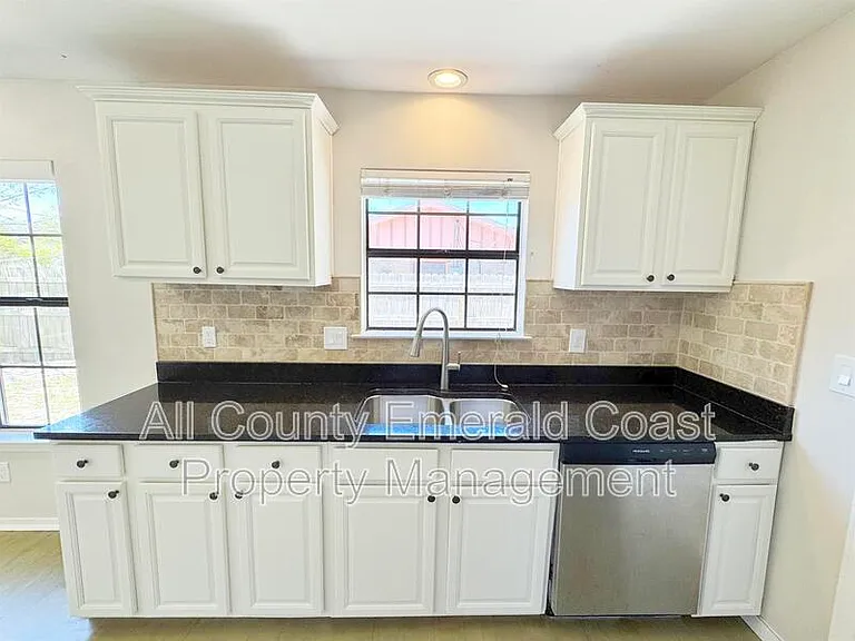 710 Swan Ln — Photo 14
