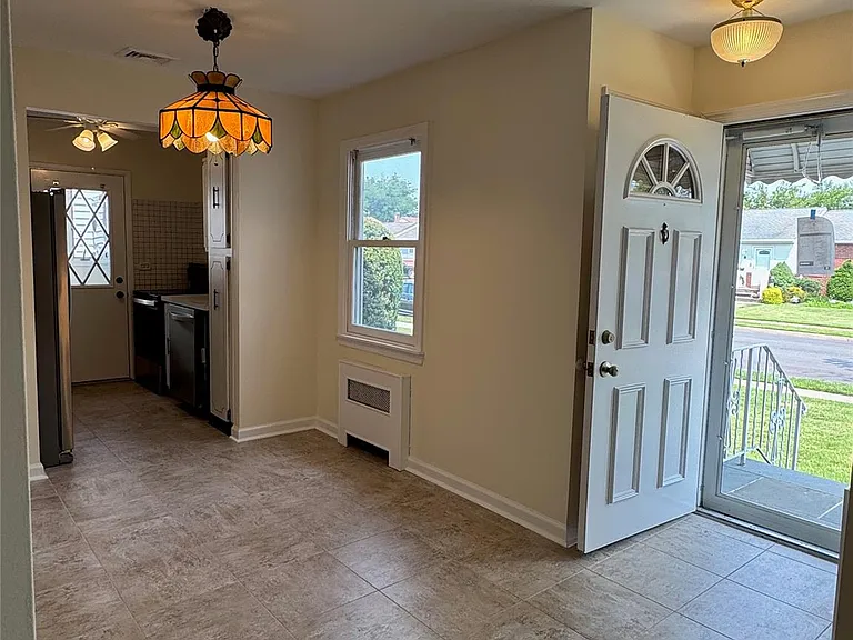 11 Linden Ct — Photo 2