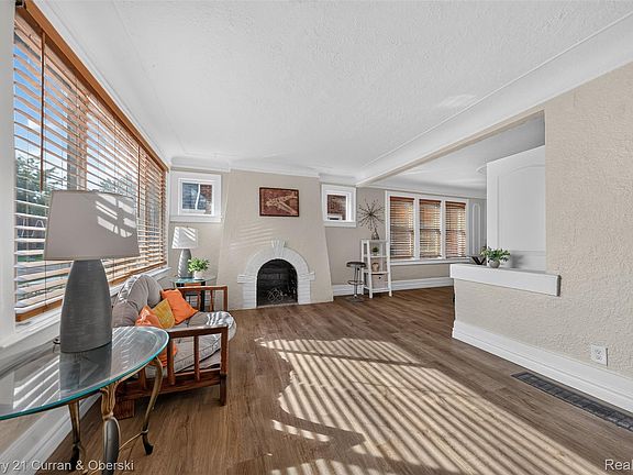 5th image of 18019 Roselawn St