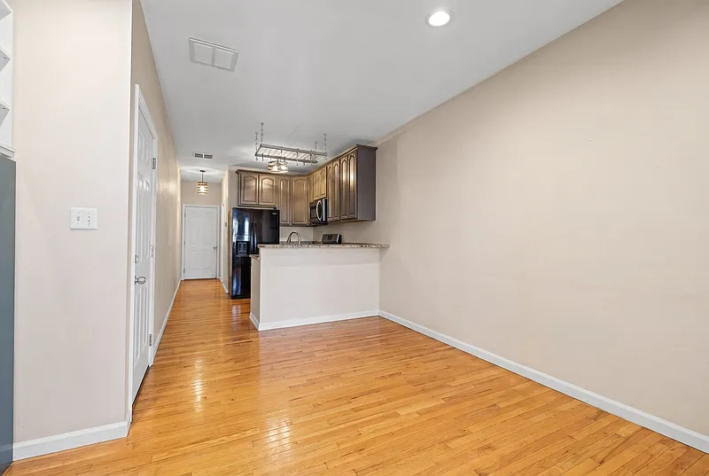 2 bed, 2.0 bath, 800 sqft, $2,700 — Photo 2