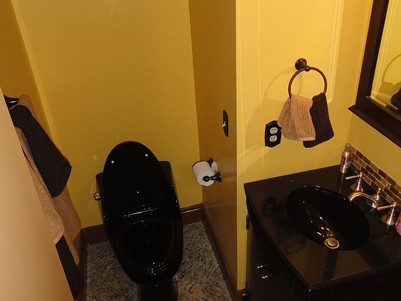 1/2 bath w/ granite tile