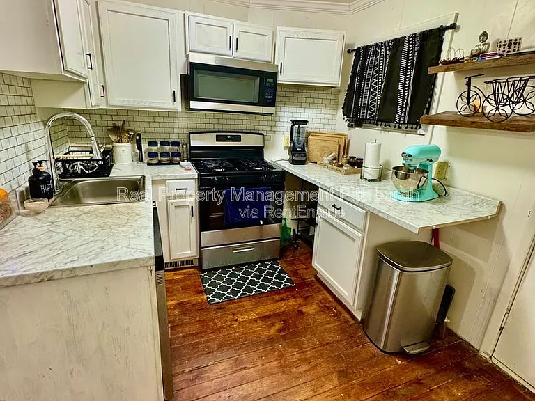 2218 Sarah St #1 — Photo 3