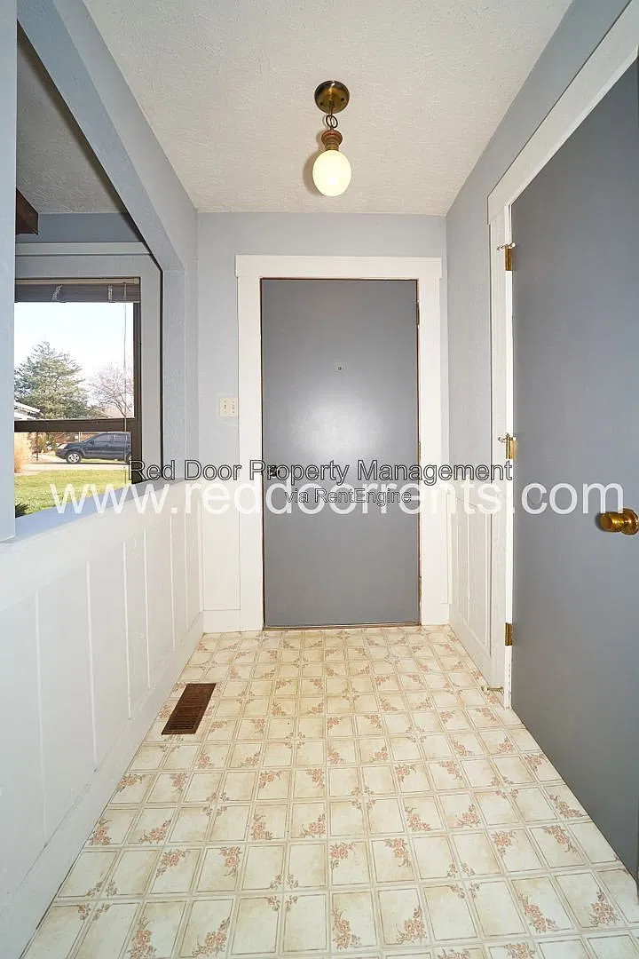 3 bed, 2.5 bath, 1980 sqft, $1,900 — Photo 3