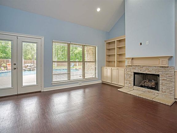 5th image of 100 New Braunfels Ln