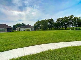 305 Crestview Ct, Raymore, MO 64083