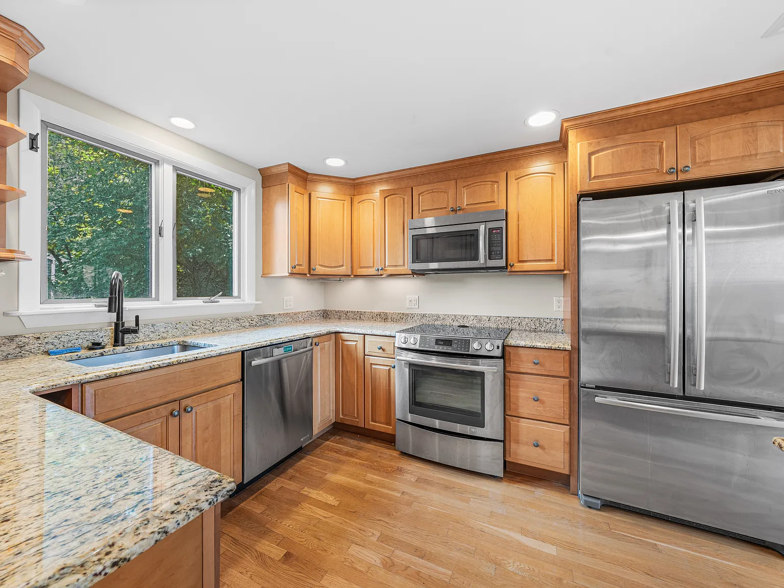 3 bed, 1.5 bath, 1232 sqft, $4,000 — Photo 3
