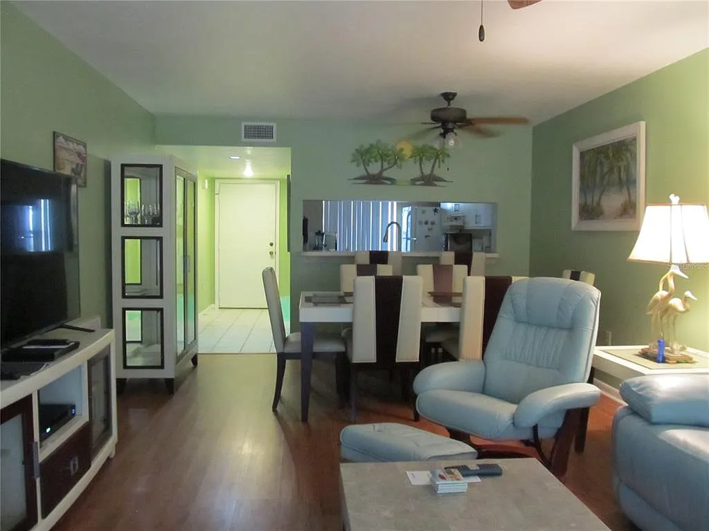 2 bed, 2.0 bath, 1073 sqft, $3,800 — Photo 3