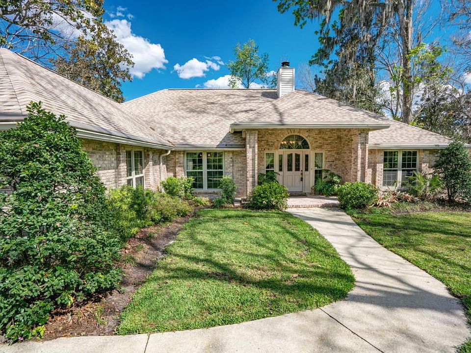 1st image of 2465 Begonia Dr