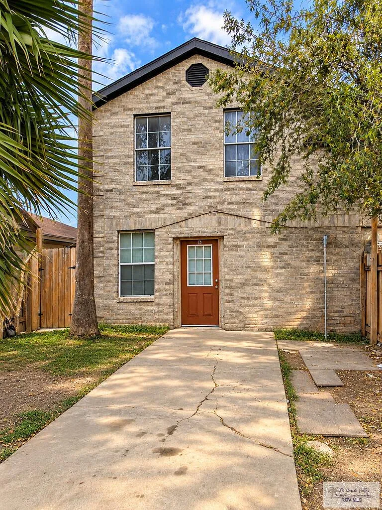 2 bed, 1.0 bath, 1250 sqft, $900 — Photo 1