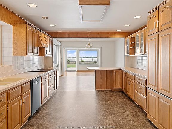 5th image of 8280 Riverside Dr E