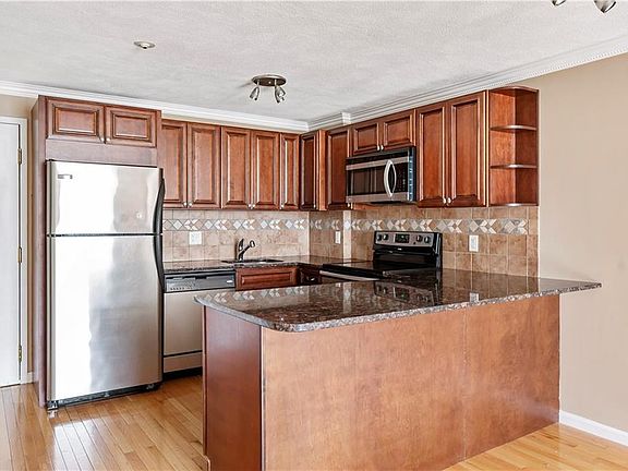 4th image of 201 Woodlawn Ave APT 202