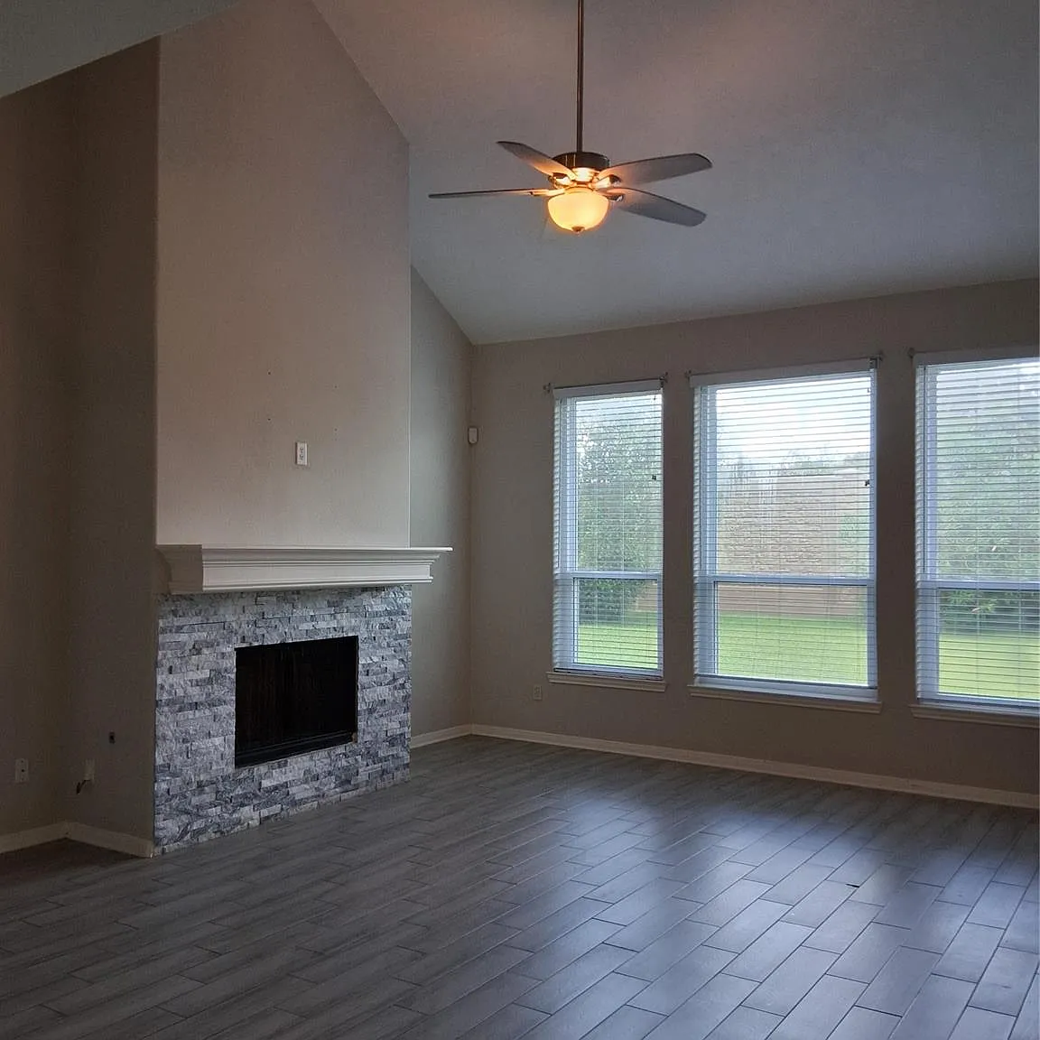 5 bed, 2.5 bath, 2592 sqft, $2,800 — Photo 2