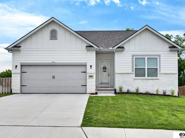20882 Camelback Ave, Gretna, NE 68028
