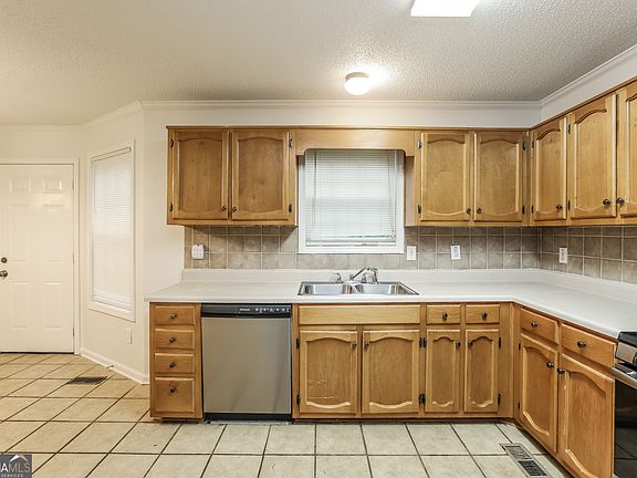 5th image of 676 Angela Dr