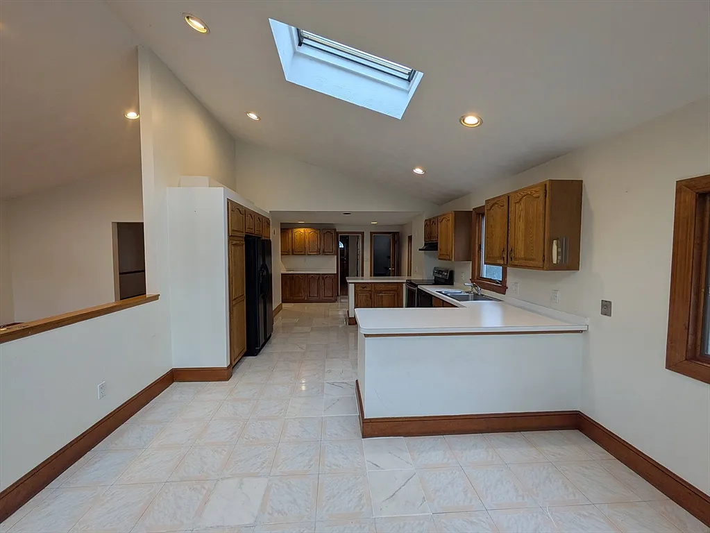 3 bed, 1.5 bath, 2754 sqft, $4,400 — Photo 2