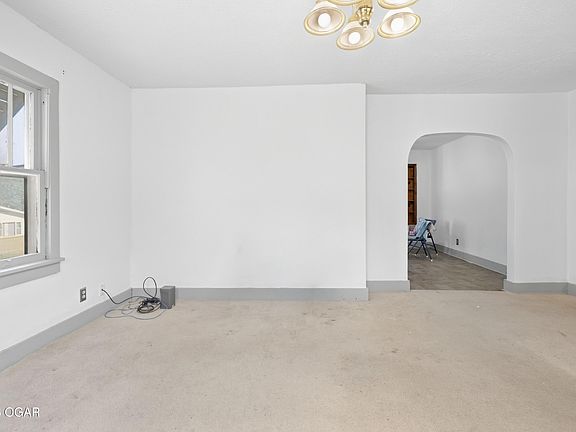 5th image of 528 W Spring St