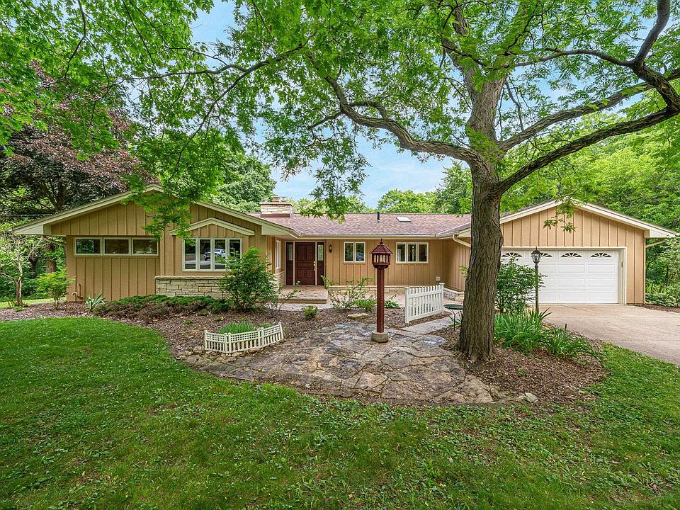 1st image of W270S3575 Oak Knoll Dr