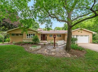 W270S3575 Oak Knoll Dr, Waukesha, WI 53189