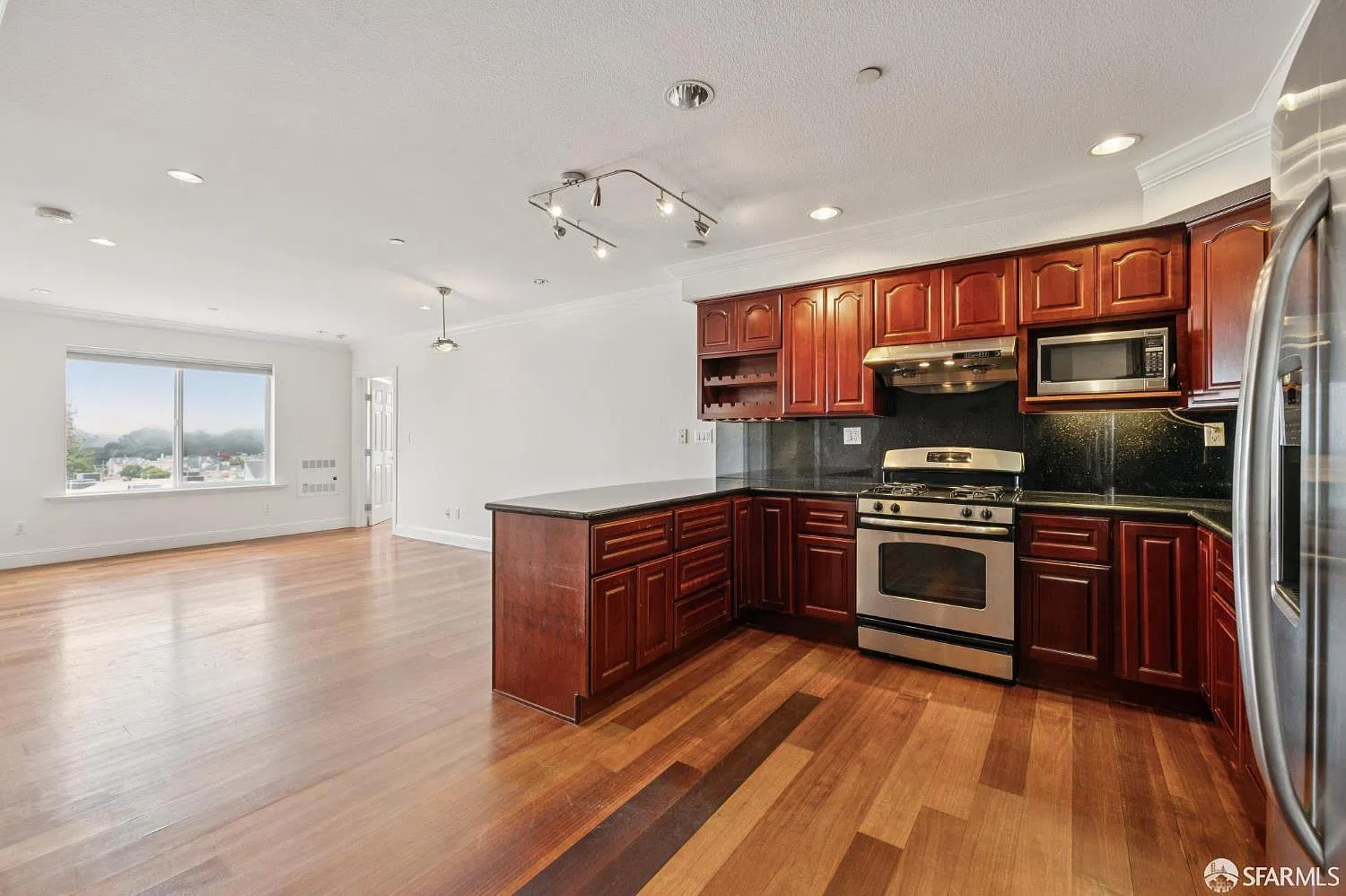 2 bed, 2.0 bath, 976 sqft, $4,500 — Photo 2