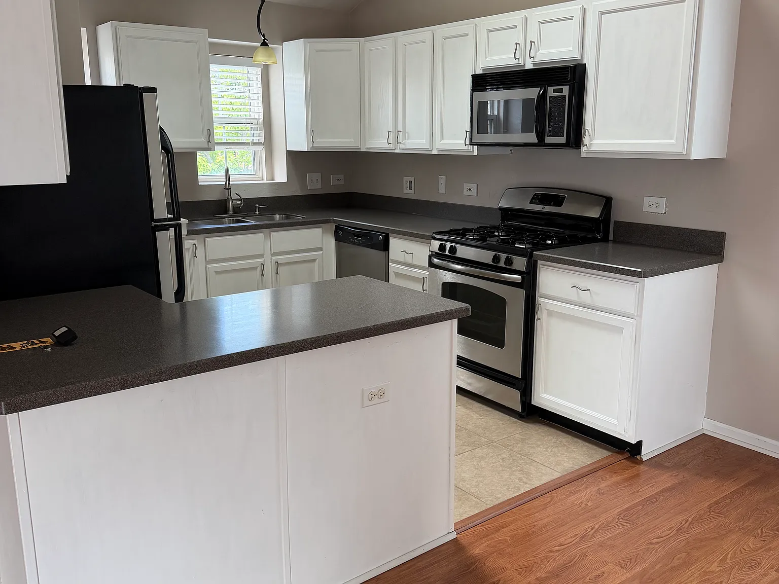 2 bed, 1266 sqft, $2,595 — Photo 2