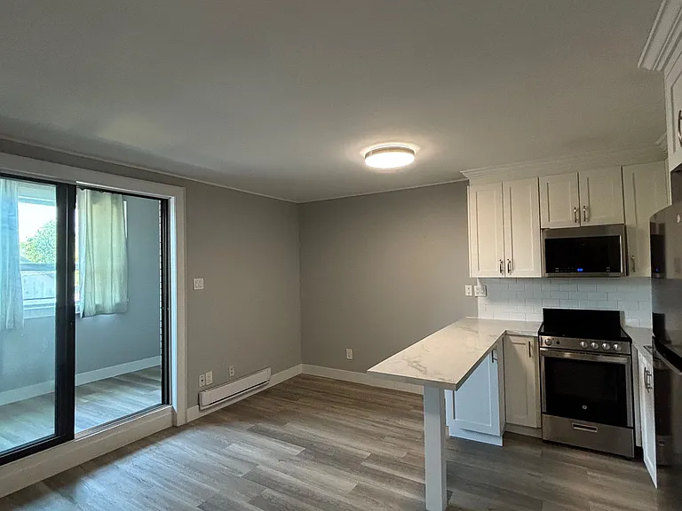 253 Augusta Ave #3 — Photo 4