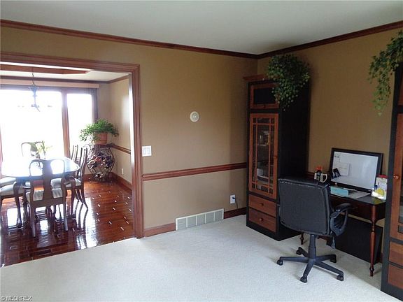 5th image of 409 Hillcrest Dr NE