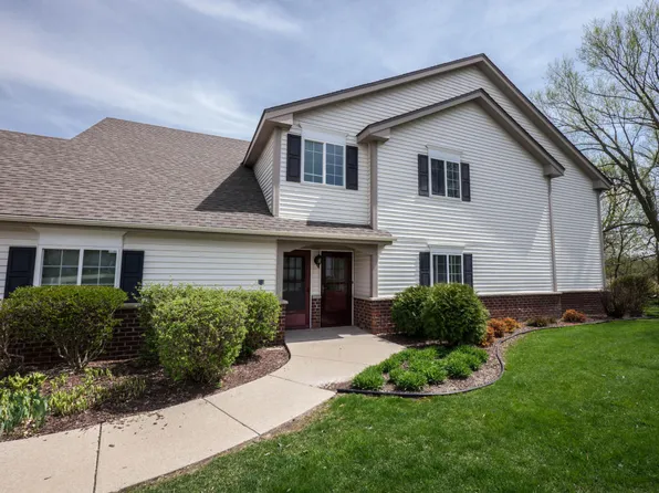 636 Pewaukee Rd, Pewaukee, WI 53072