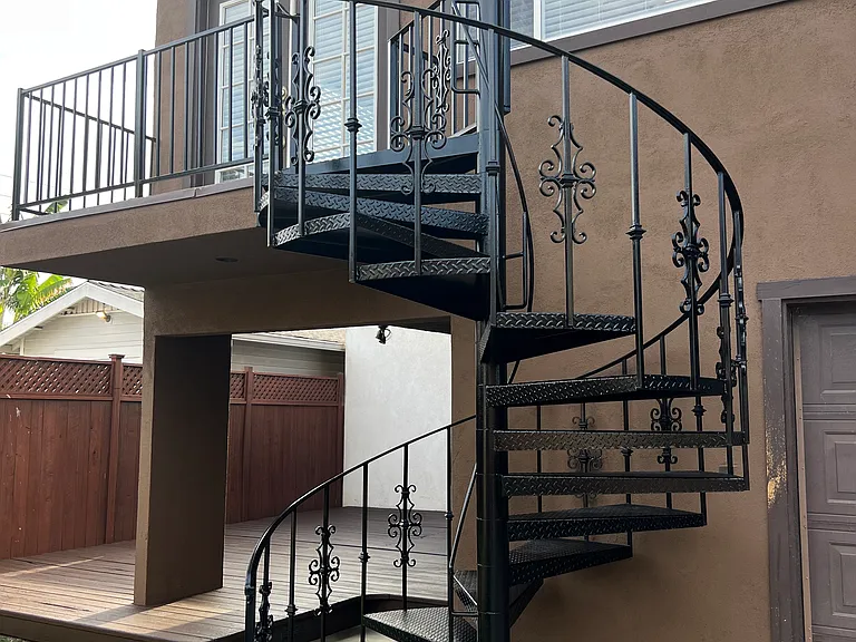 360 N Termino Ave — Photo 3