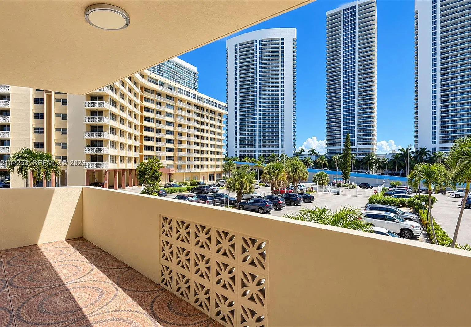 Plaza Towers North Condo — Photo 2