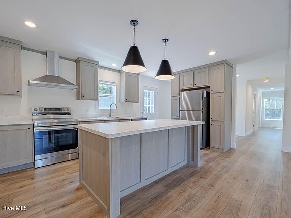 5th image of 120 Edgewater Lane