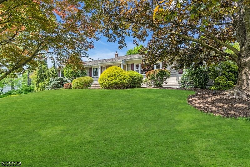 1st image of 6 Strawberry Ln