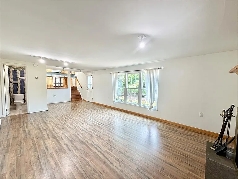 1160 Brentwood Ave — Photo 5