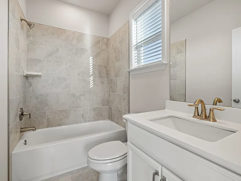 Ensuite full bath #3