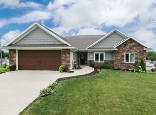 703 Mila Dr, Peosta, IA 52068
