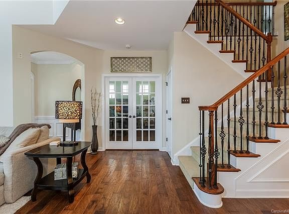 3rd image of 9632 Skybluff Cres