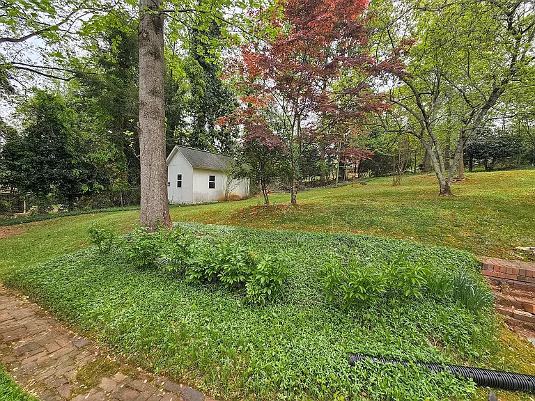 354 Windsor Dr SW — Photo 10