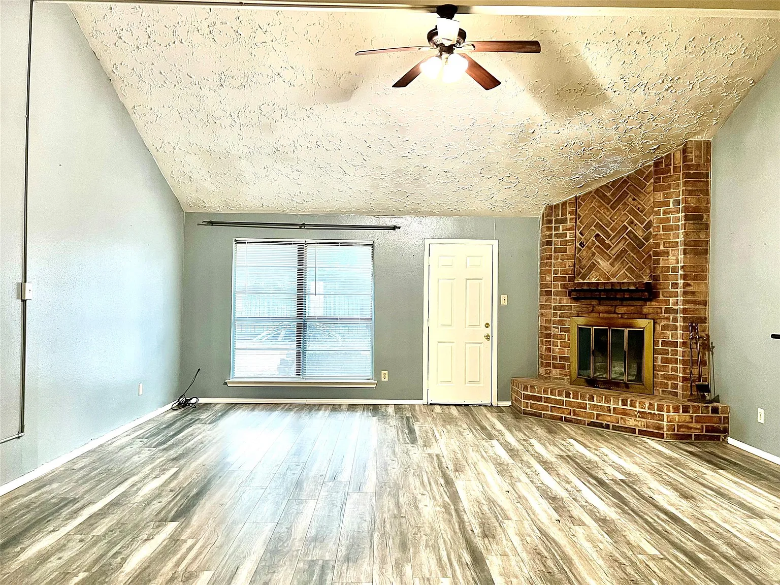 3 bed, 2.0 bath, 1489 sqft, $1,800 — Photo 3