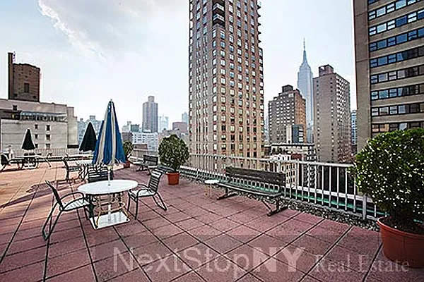Sold by NextStopNY | media 24