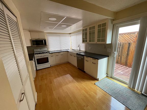 3rd image of 2049 Vista Ln