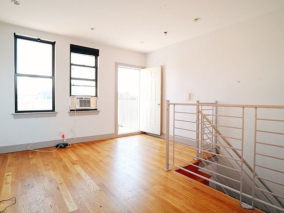 3rd image of 267 Kosciuszko St APT 4