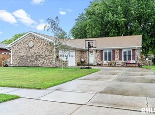 813 Freemans Farm Rd, Springfield, IL 62704